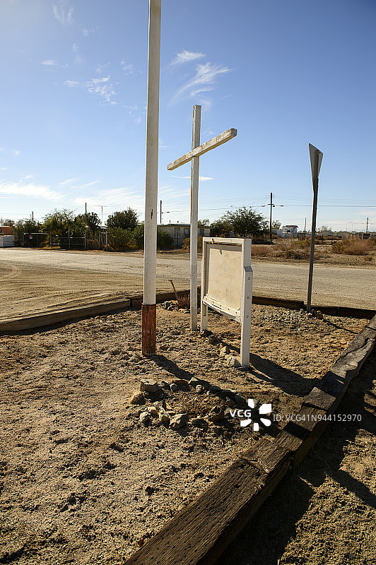 美国加利福尼亚州孟买海滩路边的十字架图片素材