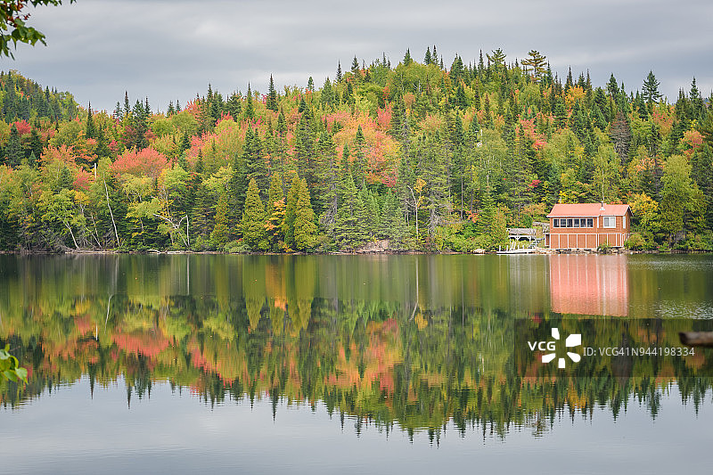 加拿大魁北克圣凯瑟琳湾的秋色图片素材