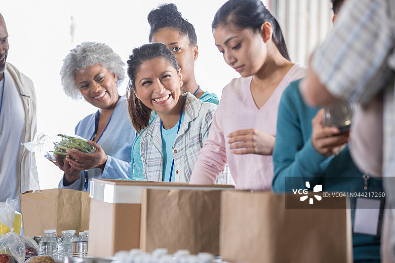 在食品募捐活动中做志愿者的快乐女人图片素材