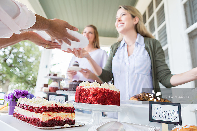 妇女志愿者参加癌症意识宣传活动图片素材