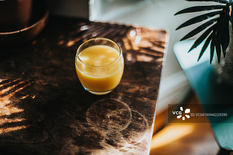 一杯新鲜的橙汁图片素材