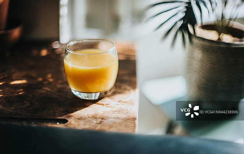 一杯新鲜的橙汁图片素材