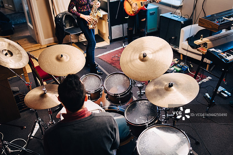 朋友们在工作室演奏乐器的高角度视图图片素材