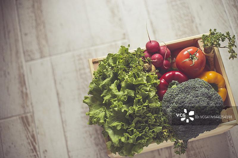 装满新鲜彩色蔬菜的篮子图片素材