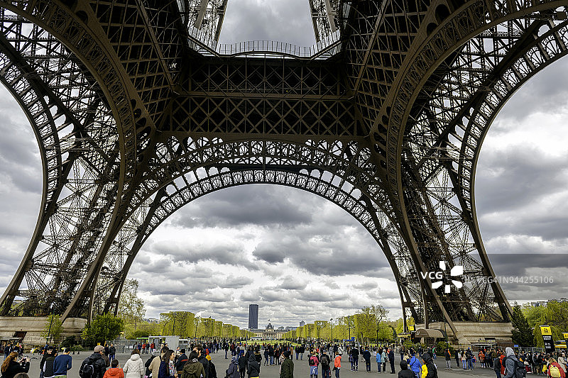 从正下方看到的埃菲尔铁塔结构，法国巴黎，欧洲图片素材