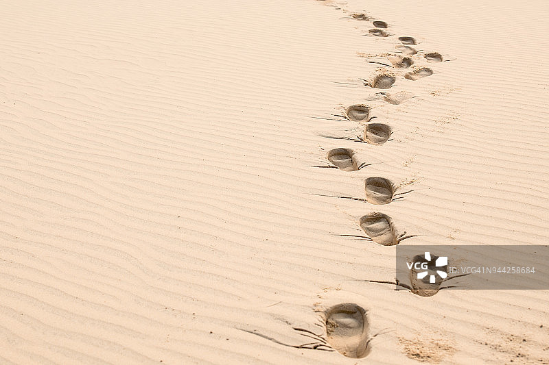 沙滩上的脚印图片素材