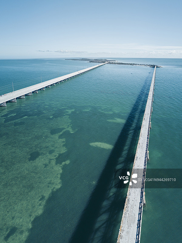 佛罗里达群岛的桥梁（无人机视角）图片素材