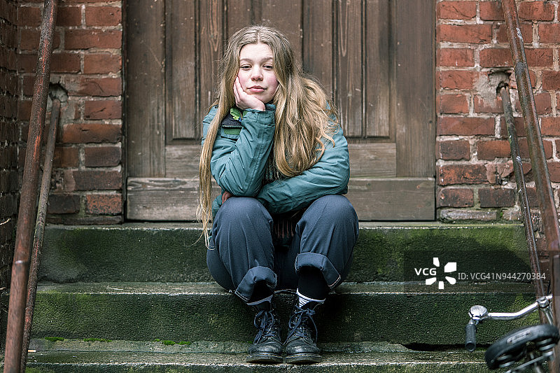 神情忧郁的年轻女子图片素材