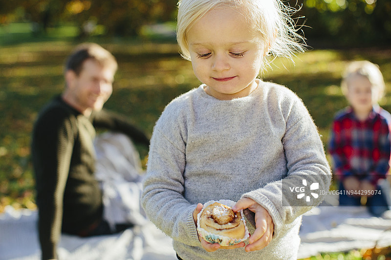 女孩拿着小圆面包图片素材