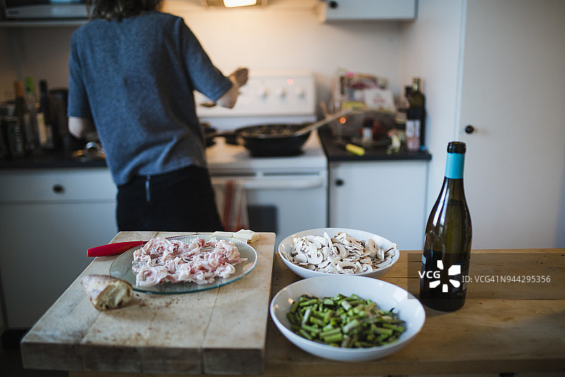 在厨房做饭的年轻女人图片素材