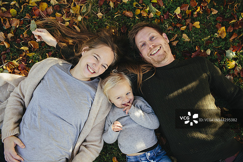 幸福的家庭在一起图片素材