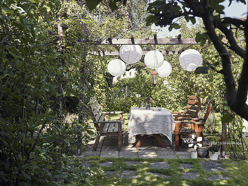 花园里的餐桌图片素材