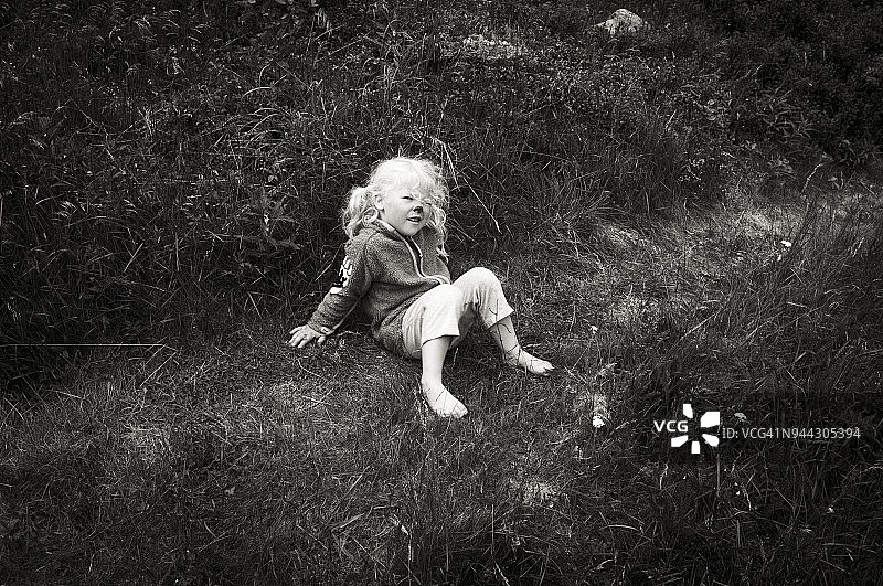 看着镜头的女孩图片素材