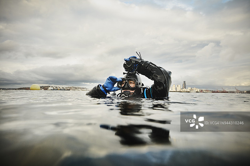 潜水前调整相机的女人图片素材