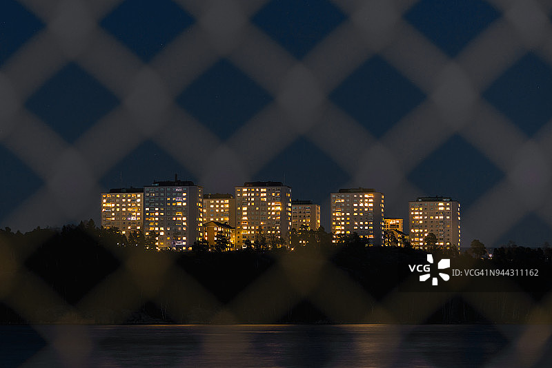 夜间公寓楼图片素材