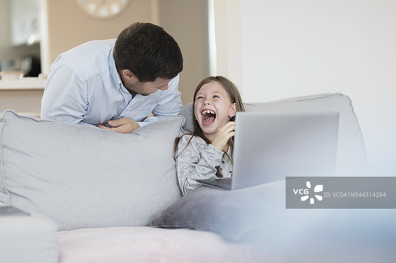 父女在沙发上图片素材