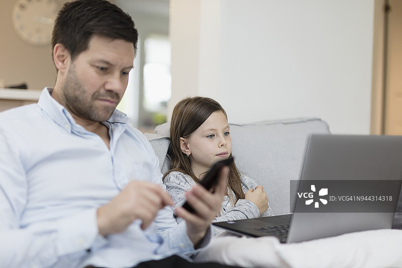 女孩使用笔记本电脑图片素材