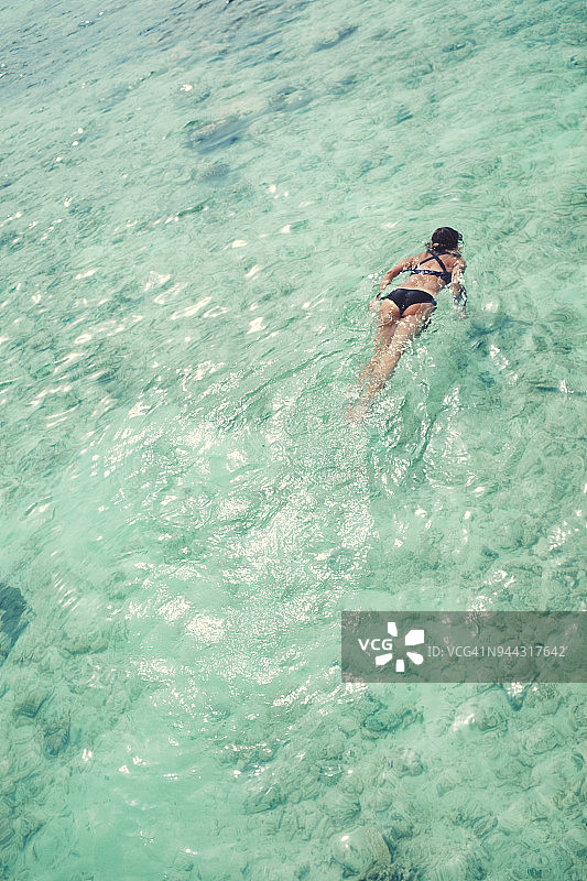 女子在海中游泳图片素材
