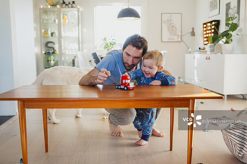 父子玩玩具卡车图片素材