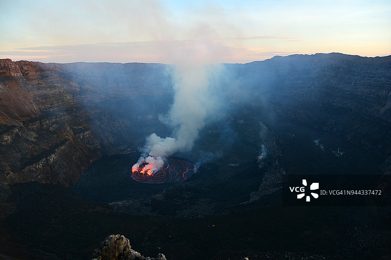 尼拉贡戈火山日出时分的熔岩湖图片素材