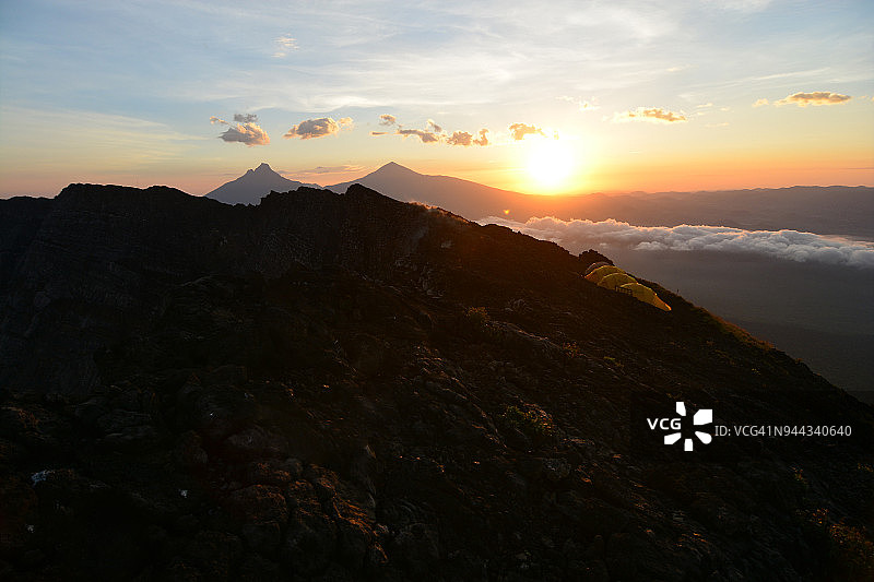 尼拉贡戈火山顶峰眺望米凯诺山和卡里辛比山日出图片素材