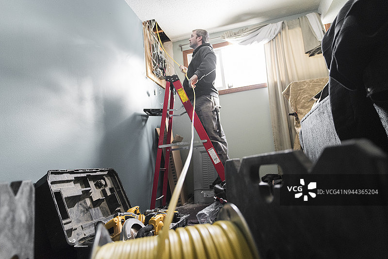 电气维修：配电板更换图片素材