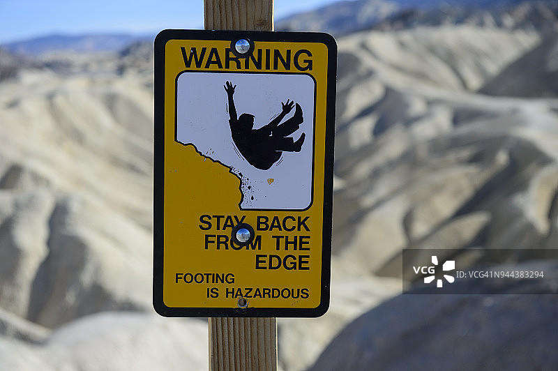 美国加州死亡谷 Zabriskie Point的远离边缘警告标志图片素材