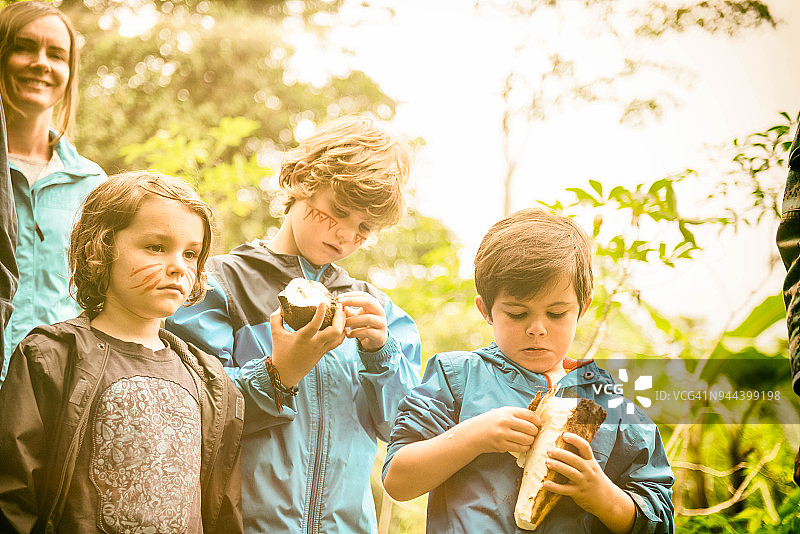 孩子们在丛林里剥木薯根图片素材