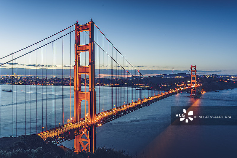 海面上被照亮的金门大桥高视角照片图片素材