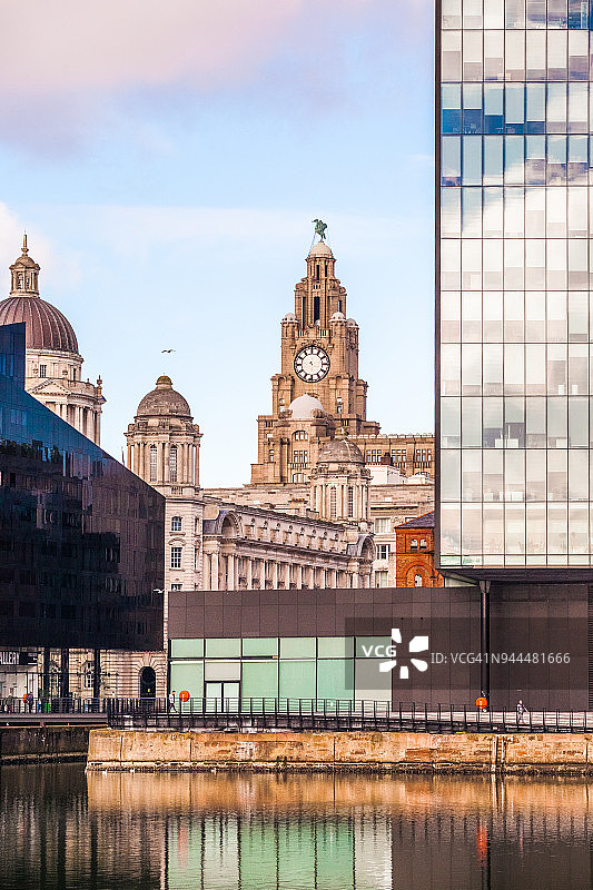 英国利物浦：曼岛和格雷斯三女神图片素材