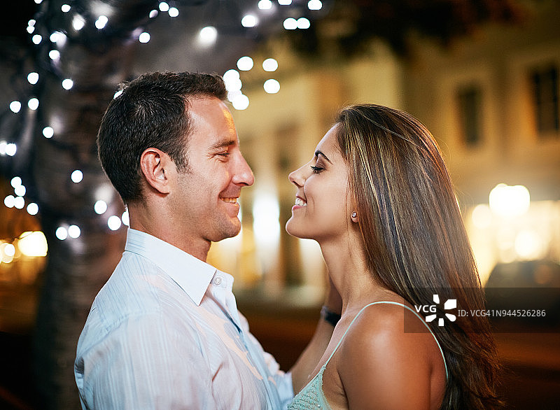 情侣在夜间街道上微笑图片素材