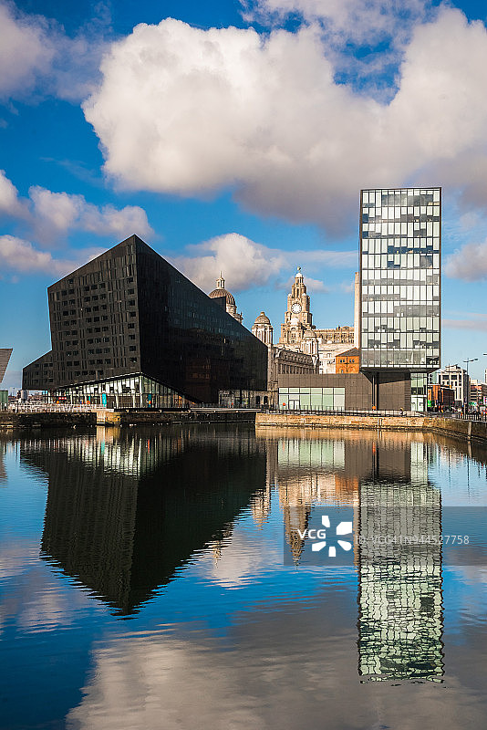 英国英格兰利物浦：曼岛公寓，带有利物浦大厦、灯船和跨越坎宁码头的水滨建筑图片素材