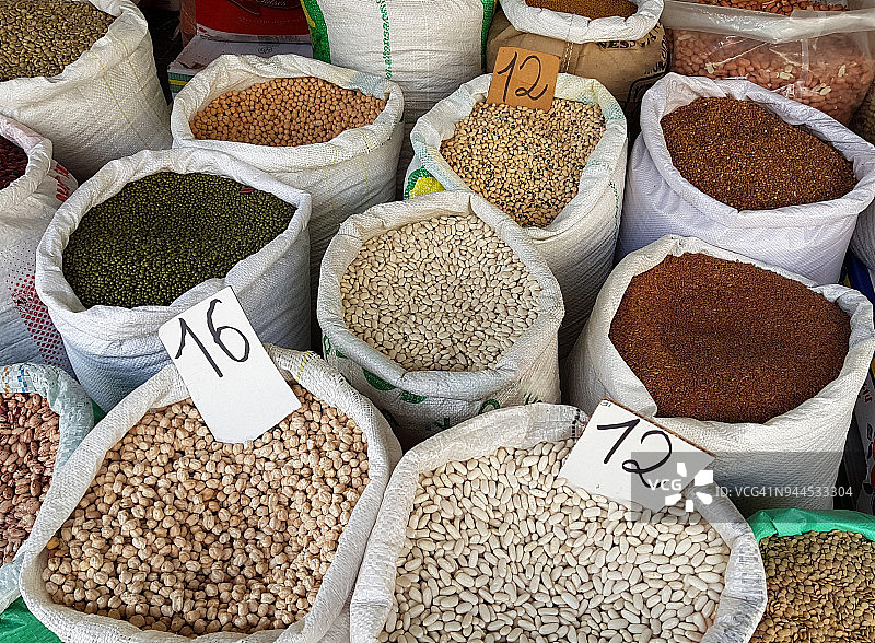 市场上的豆类与干菜图片素材
