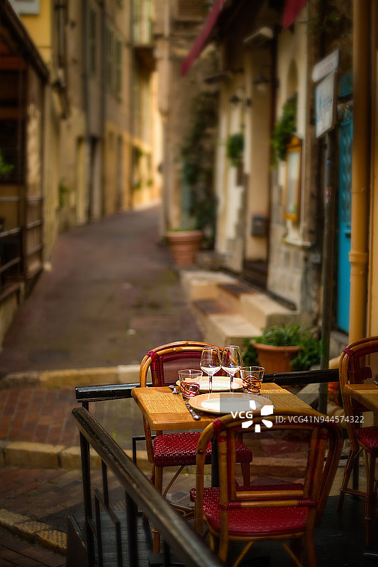 法国里维埃拉戛纳老城区的餐厅图片素材