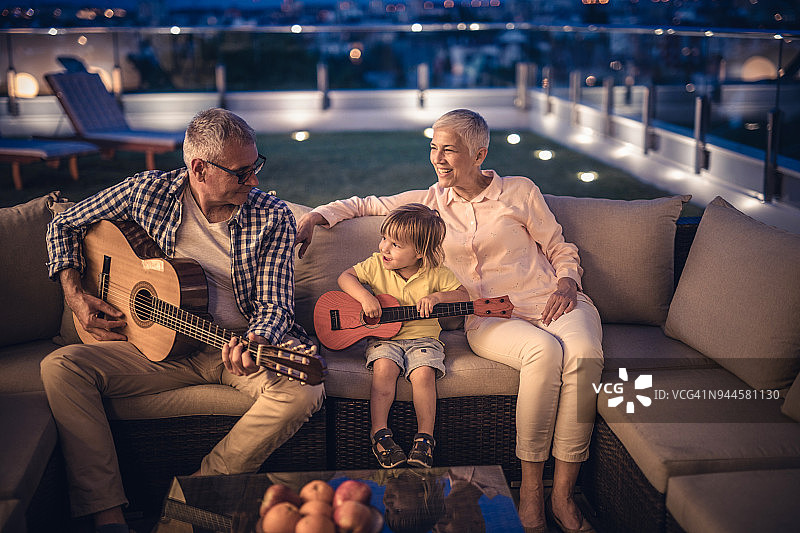 爷爷，我也要像你一样弹吉他！图片素材