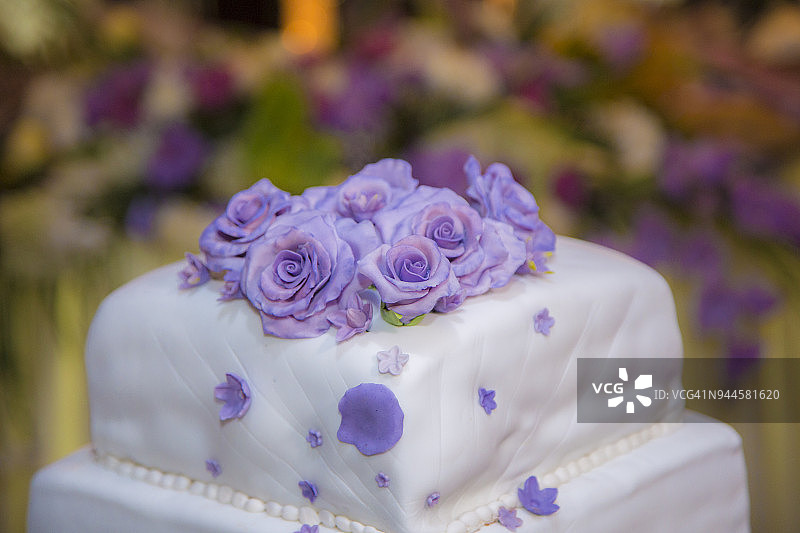 带紫色玫瑰的婚礼蛋糕图片素材