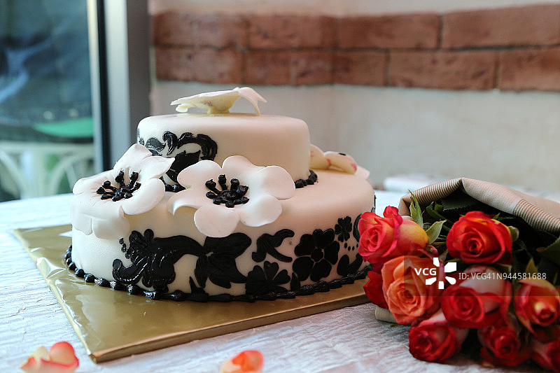 用白色花朵和巧克力装饰的婚礼蛋糕图片素材