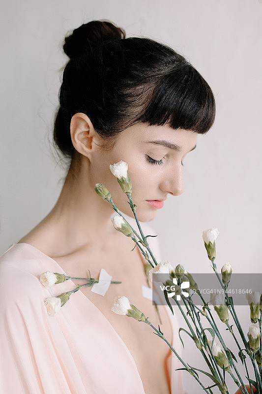 年轻女子在工作室摆姿势图片素材