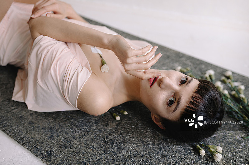 年轻女子在工作室摆姿势图片素材