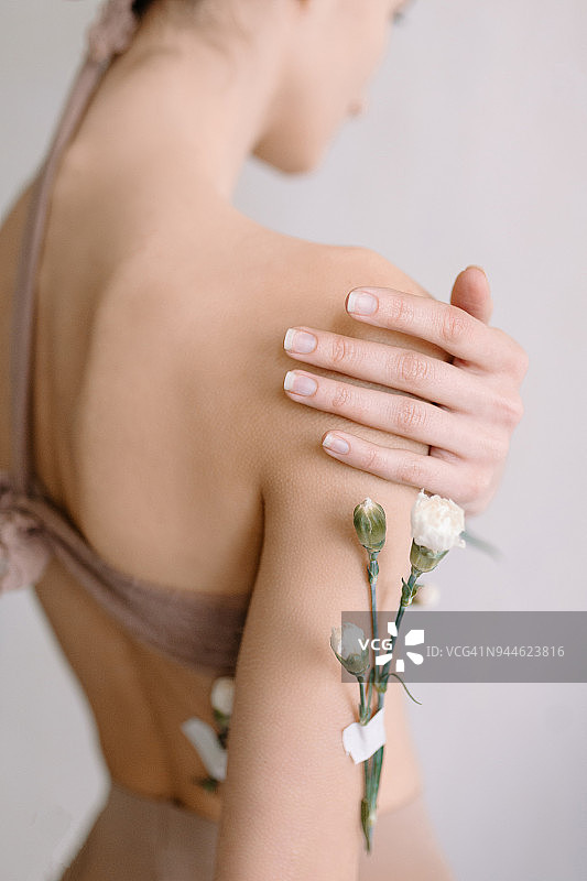 年轻女子在工作室摆姿势图片素材