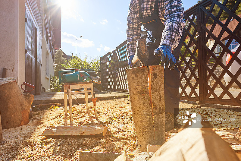 用斧头砍木头图片素材