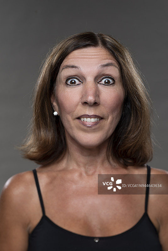 快乐惊讶的真实女人肖像图片素材