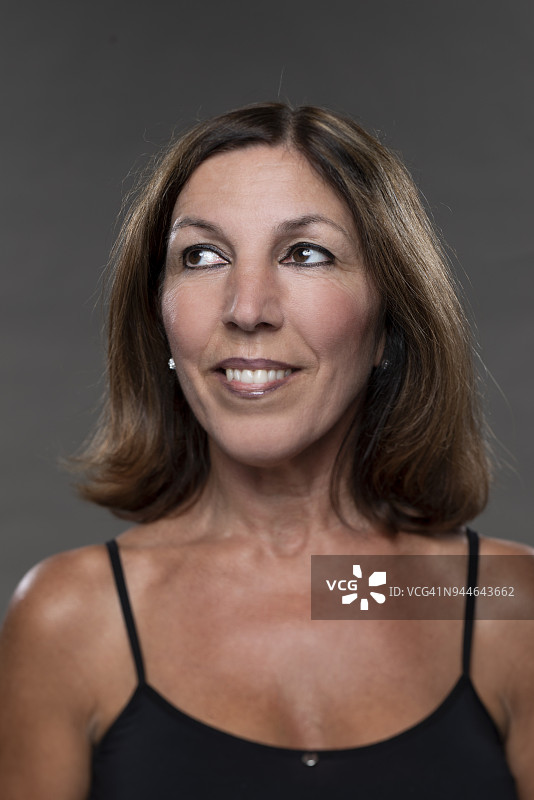 面带微笑的快乐女人肖像图片素材