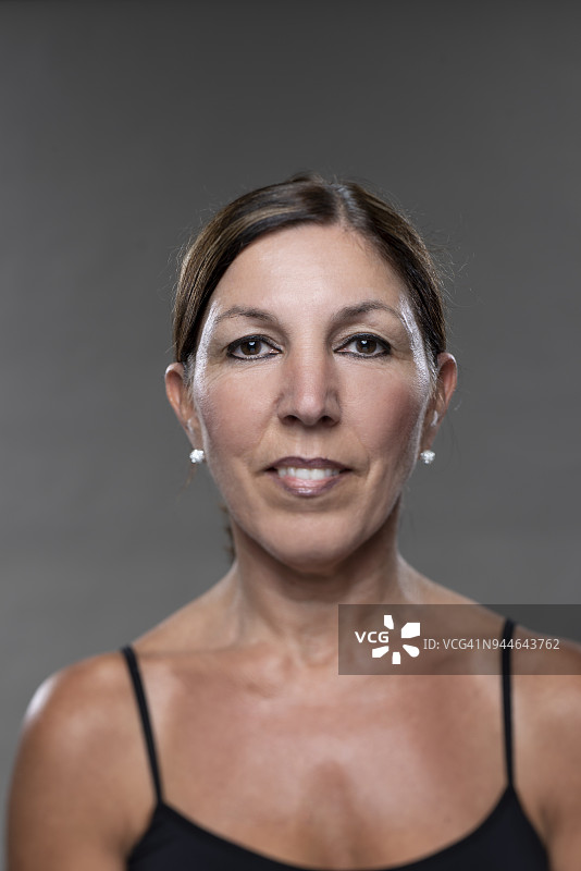 面带微笑的快乐真实女性肖像图片素材