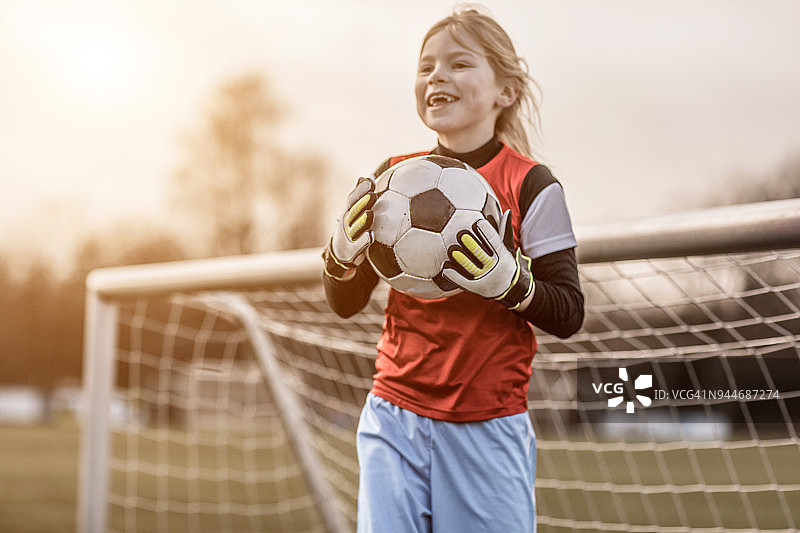 红色圣诞背景下购物的年轻金发女孩图片素材