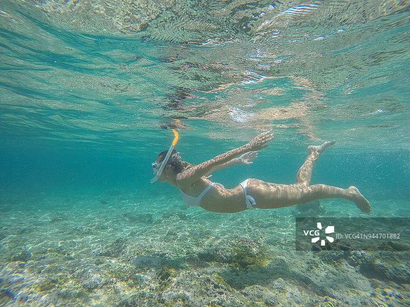 在印度尼西亚群岛热带海域水下游泳的女孩图片素材