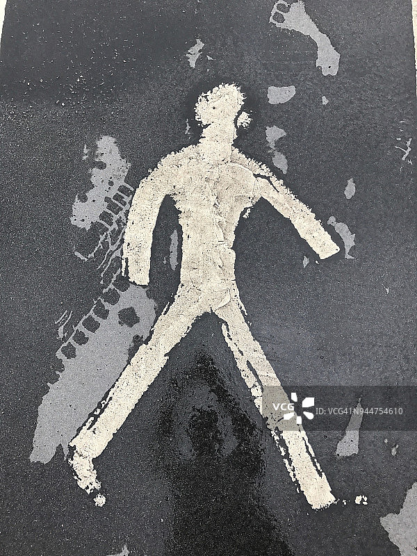 潮湿路面上白色的行人标记图片素材