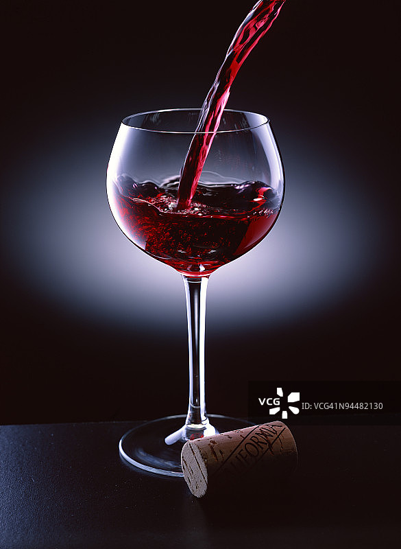 红酒倒入玻璃杯图片素材