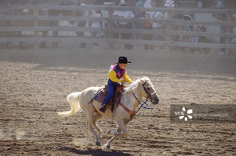 骑马的女孩图片素材