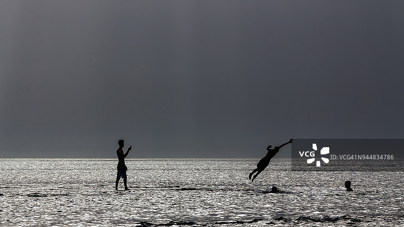 多云天空下的地中海图片素材